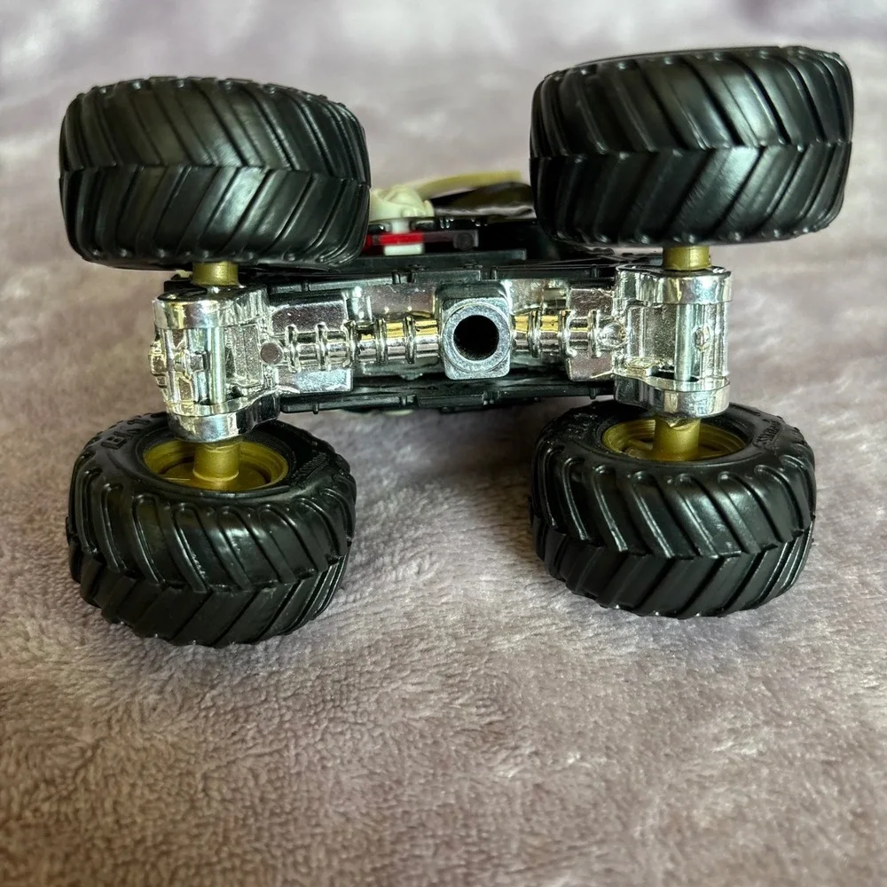Hot Wheels Monster Jam Pirates Curse Diecast Monster Truck Black Gold Skull Hat